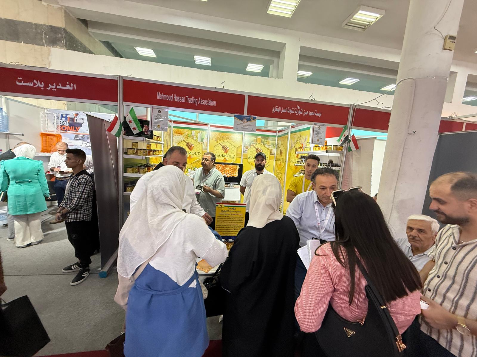 زوار جناح مؤسسة محمود حسن