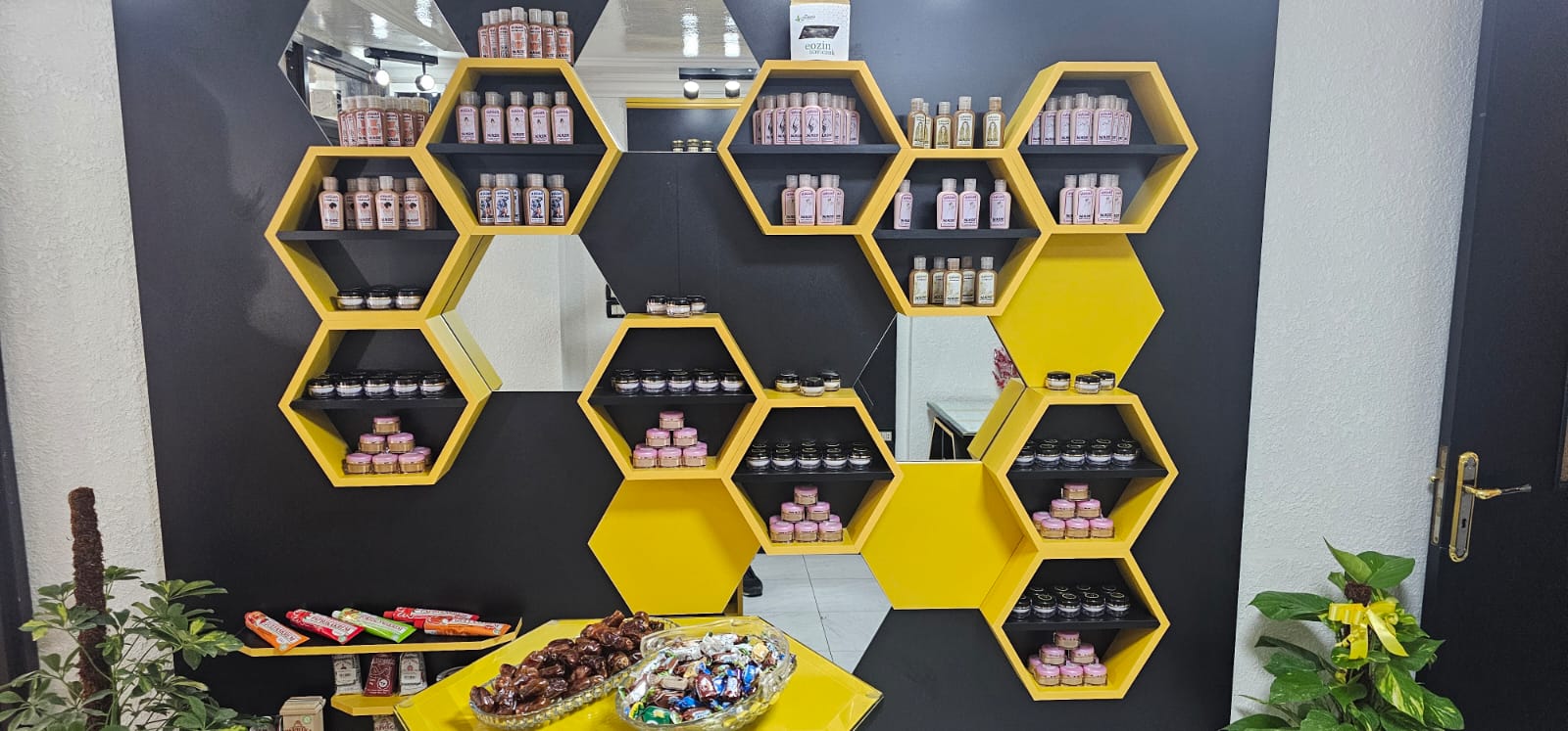 ركن الكريمات التجميلية في صالة العرض