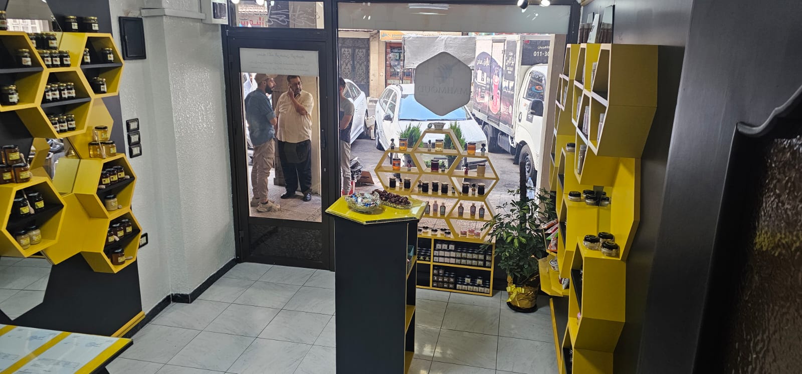 ركن الشهادات والتكريمات في صالة الهنغاري